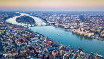 Rendkívüli jogrendet és éjszakai kijárási korlátozást vezetnek be Magyarországon