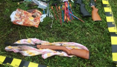 Fegyvereket, számszeríjakat, lőszereket és nyílvesszőket foglalt le a rendőrség Hargita és Maros megyében