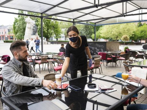 Június 1-jétől kinyithatnak a teraszok, és a szabadtéri előadásokat is engedélyezhetik