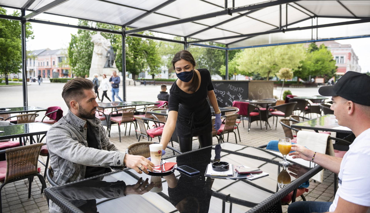 Június 1-jétől kinyithatnak a teraszok, és a szabadtéri előadásokat is engedélyezhetik