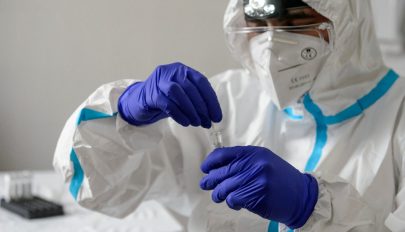 Egy év múlva lehet meg a koronavírus elleni oltóanyag