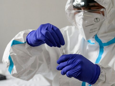 Egy év múlva lehet meg a koronavírus elleni oltóanyag