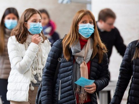 14 nap után gyógyultnak tekintik a tünetmentes fertőzötteket, és visszatérhetnek dolgozni