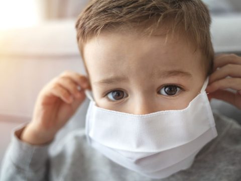 FRISSÍTVE: Ritka és súlyos gyulladásos szövődménye lehet a koronavírusnak gyerekekben