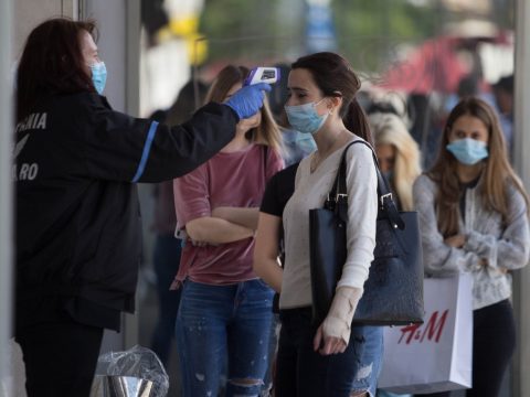 A teraszok vendégeinek nem lesz kötelező lemérni a testhőmérsékletét