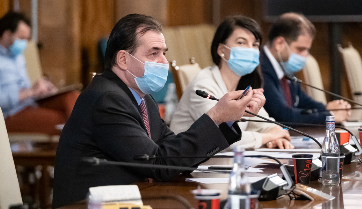 Orban: június elsejére az egészségügyi maszkoknak az iskolákban kell lenniük