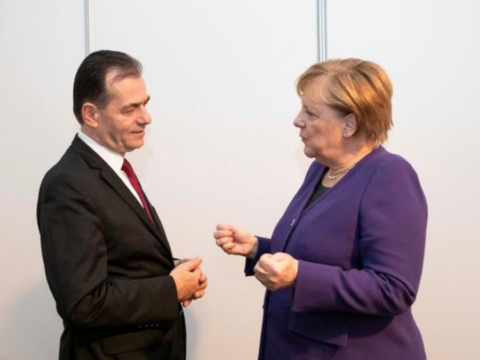 Telefonon egyeztetett a Németországban dolgozó román idénymunkások helyzetéről Merkel és Orban