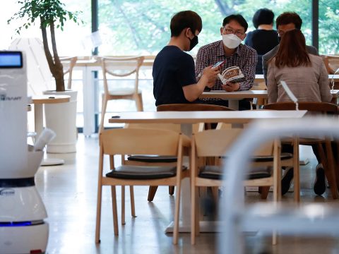 Robotpincér szolgálja ki a vendégeket egy dél-koreai kávézóban