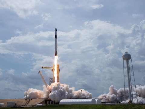 Felbocsátották a SpaceX űrhajóját két asztronautával a fedélzetén