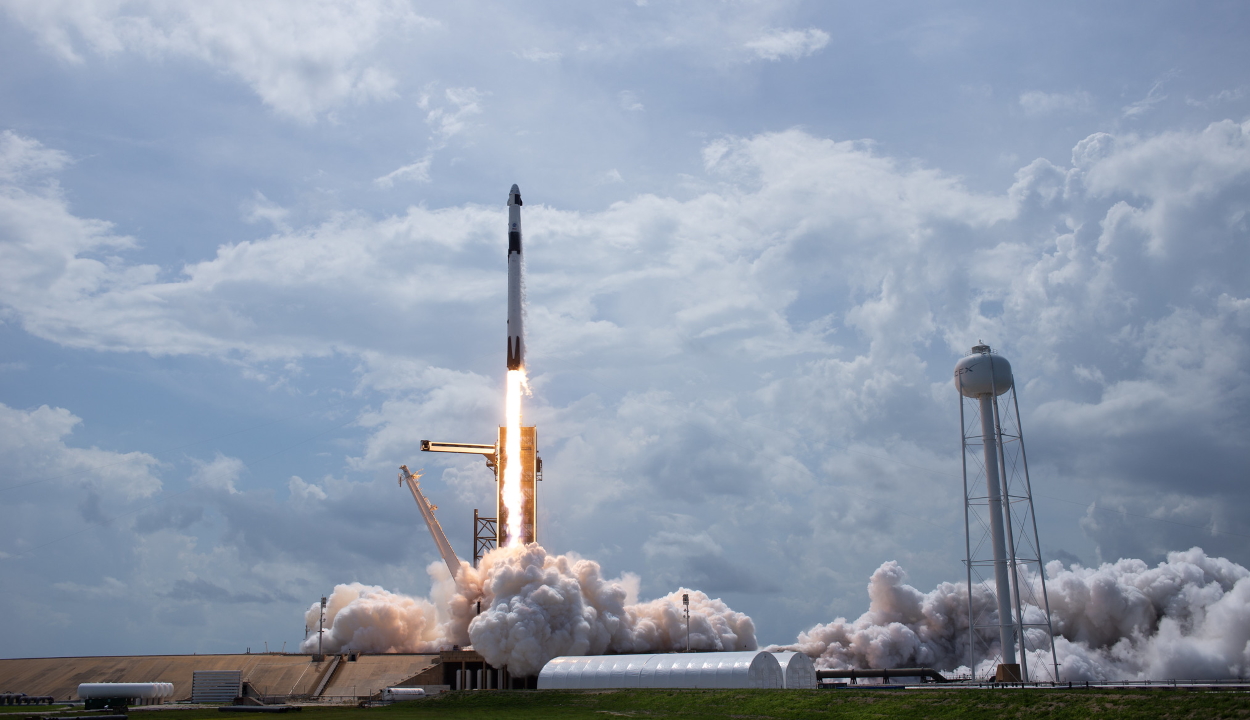 Felbocsátották a SpaceX űrhajóját két asztronautával a fedélzetén