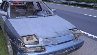 Szélvédő, rendszám és papírok nélküli autóval furikázott egy férfi egy magyar autópályán