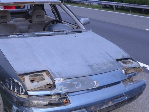 Szélvédő, rendszám és papírok nélküli autóval furikázott egy férfi egy magyar autópályán