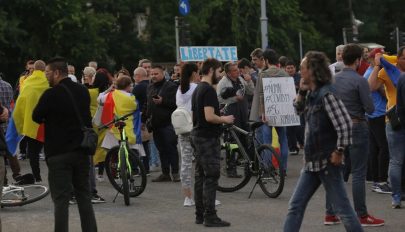 Több mint százan tüntettek a bukaresti Victoriei téren