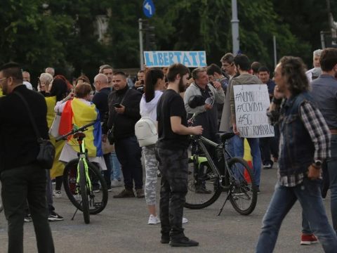 Több mint százan tüntettek a bukaresti Victoriei téren