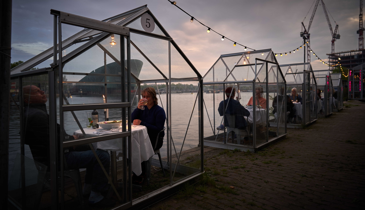 Üvegkabinokban fogadná vendégeit egy holland étterem