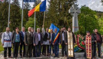 Román nacionalisták közel százfős csoportja ünnepelt az úzvölgyi katonatemetőben