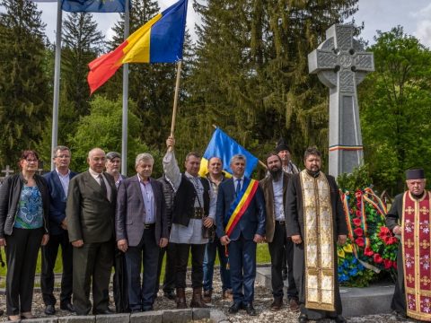 Román nacionalisták közel százfős csoportja ünnepelt az úzvölgyi katonatemetőben