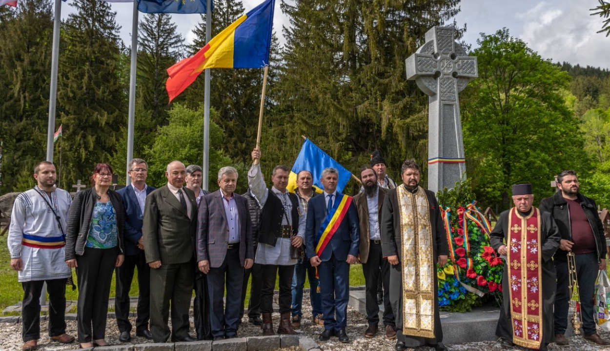 Román nacionalisták közel százfős csoportja ünnepelt az úzvölgyi katonatemetőben