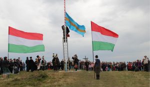 A zászlók ünnepélyes felvonására hagyományőrző huszárok és honvédek, valamint a Vitézi Rend és Történelmi Vitézi Rend háromszéki tagjai jelenlétében került sor Fotó: Kocsis Károly
