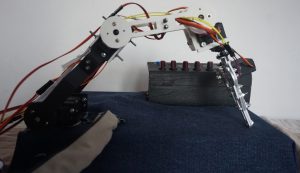 A robotkar, amely különböző, az iparban is használható mozgások lebonyolítására képes