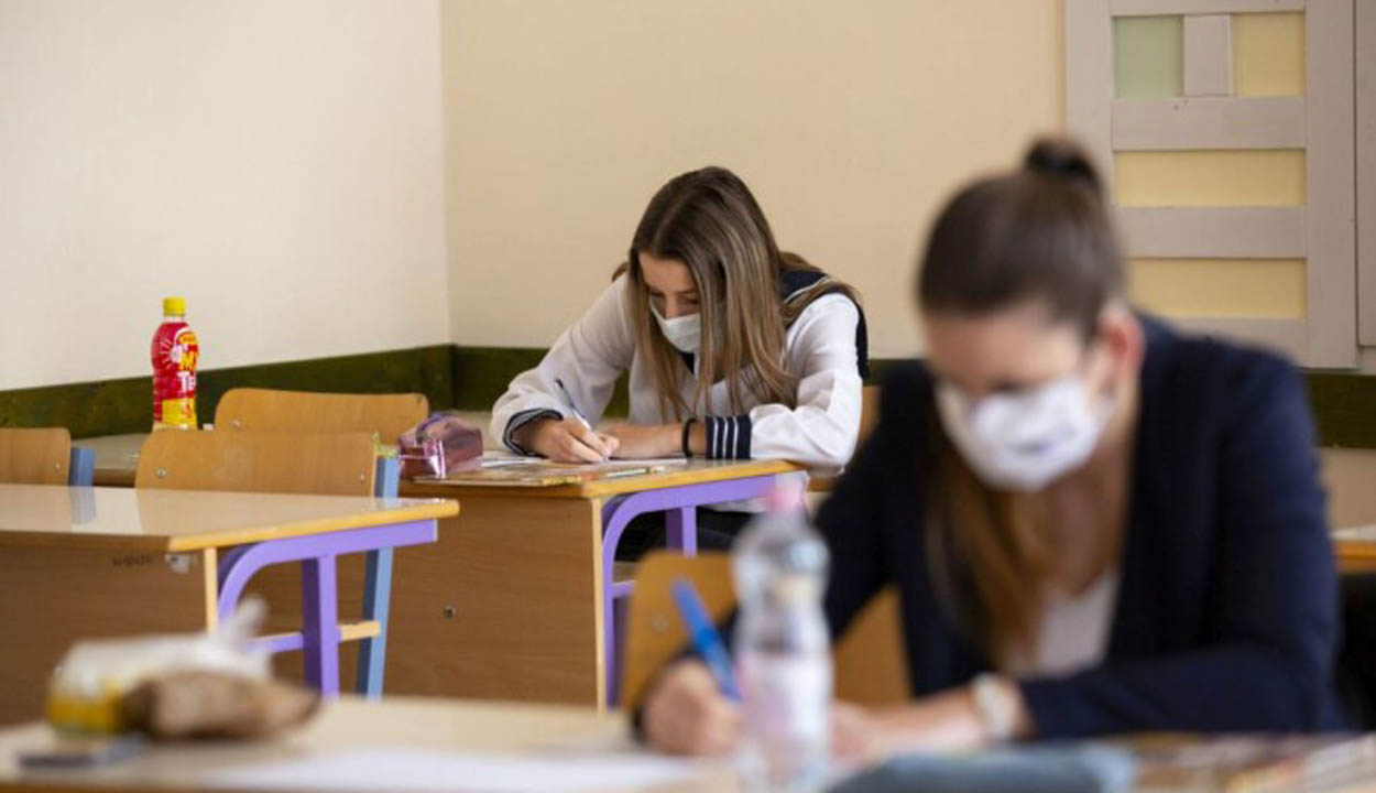 A tanügyminiszter szerint a járvány idején zajló vizsgákon lennebb kell engedni a mércét