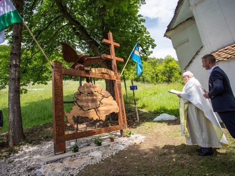 Az összetartozás emlékműve Zalánpatakon