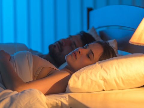 Átlagosan 10 perccel nőtt az emberek napi alvásideje 2020-ban
