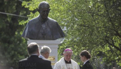 Leleplezték Ferenc pápa mellszobrát Bukarestben