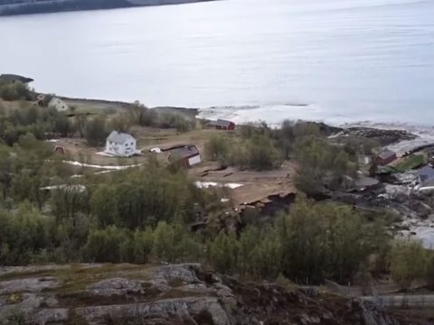 Megindult a föld Norvégiában, 800 méternyi partszakasz belezuhant a tengerbe
