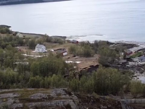 Megindult a föld Norvégiában, 800 méternyi partszakasz belezuhant a tengerbe