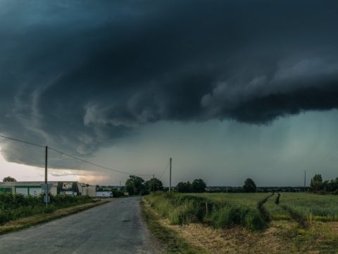 FRISSÍTVE: Narancssárga riasztást adtak ki 29 megyére a várható viharok miatt