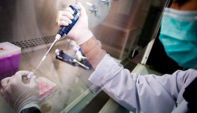 Megkezdődött a világ eddigi legnagyobb koronavírus-vakcina tesztje