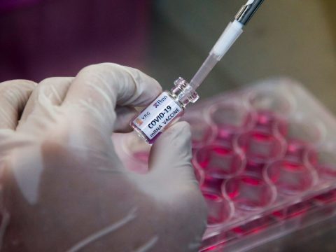 Az EU 400 millió adag védőoltás beszerzéséről kötött megállapodást az AstraZenecával