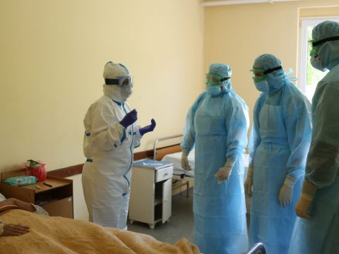 Legalább hatszáz ápoló hunyt el a járvány következtében világszerte
