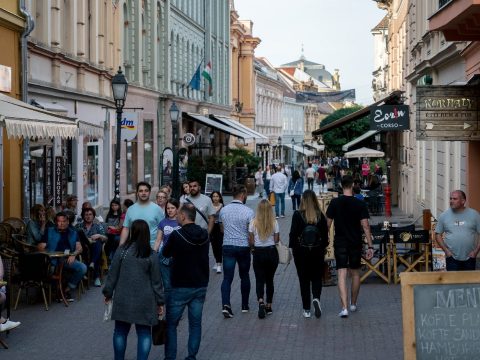 A koronavírus-járvány első hullámának végén jár Magyarország
