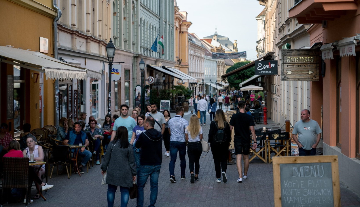 A koronavírus-járvány első hullámának végén jár Magyarország