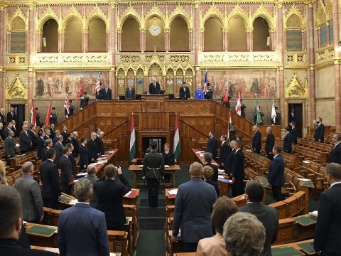 Magyarországon elfogadták a veszélyhelyzet megszüntetéséről szóló törvényt