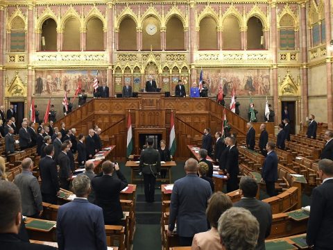 Magyarországon elfogadták a veszélyhelyzet megszüntetéséről szóló törvényt