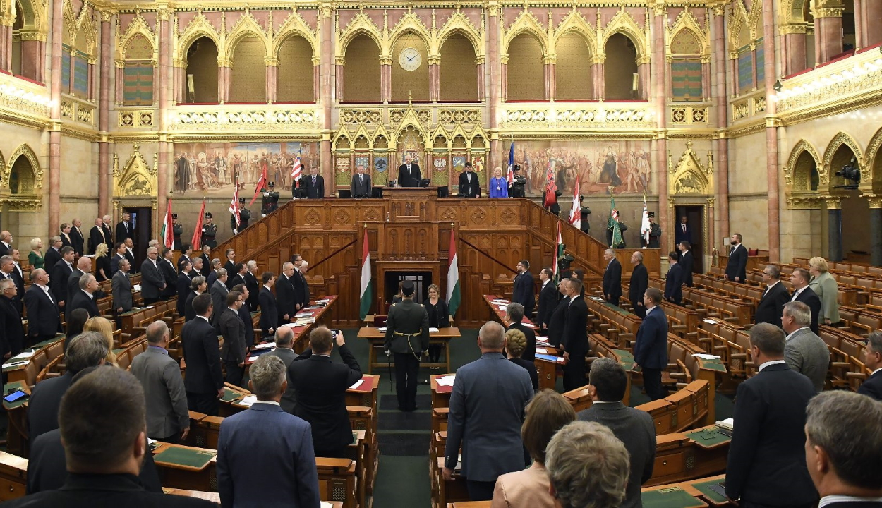 Magyarországon elfogadták a veszélyhelyzet megszüntetéséről szóló törvényt