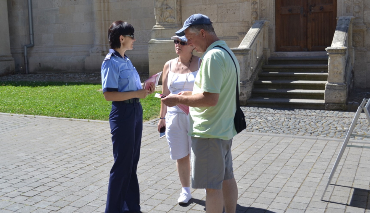 Rendőrség: ne engedjünk be idegen személyeket a lakásba!