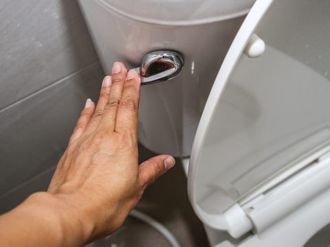 Fertőzésveszélyes „permetfelhő” szabadul fel a nyitott fedelű vécé leöblítésekor