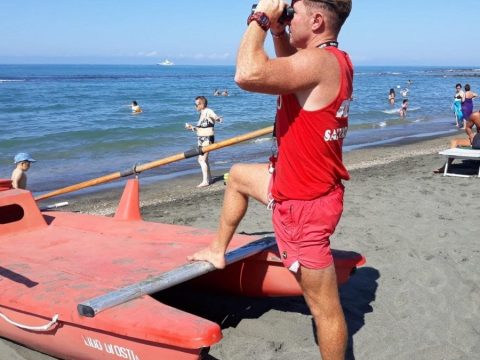 Hősként ünnepelnek egy román vízimentőt Olaszországban