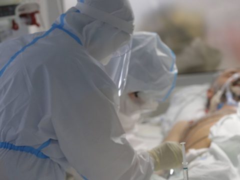 Meghalt egy nagyszebeni asszisztensnő, aki újrafertőződött a koronavírussal