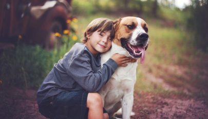 Boldogabbak azok a gyerekek, akik kutya mellett nőnek fel