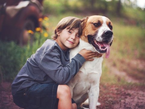 Boldogabbak azok a gyerekek, akik kutya mellett nőnek fel