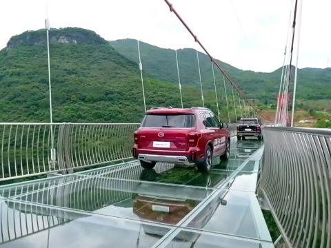 Átadták a világ leghosszabb üveghídját Kínában