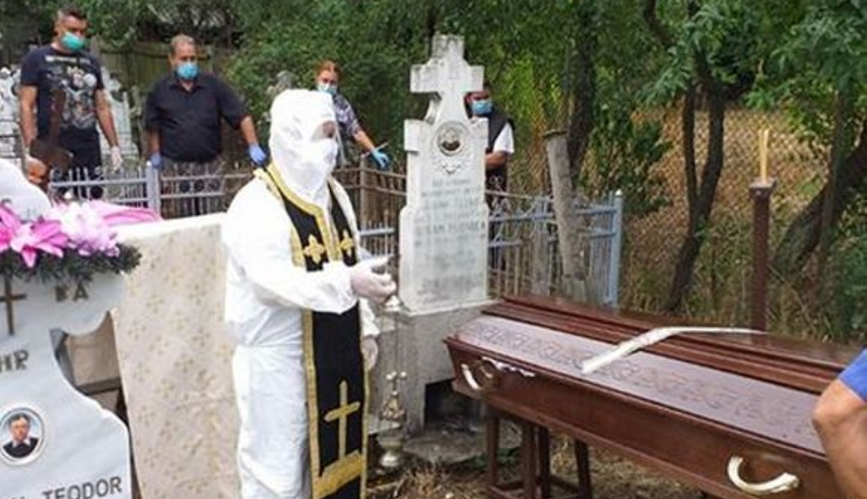 Tetőtől talpig védőfelszerelésben temetett egy ortodox pap