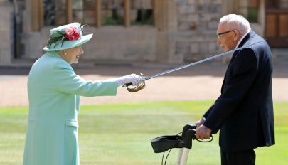 Lovaggá ütötte II. Erzsébet királynő az egészségügynek tízmilliókat gyűjtő százéves katonát