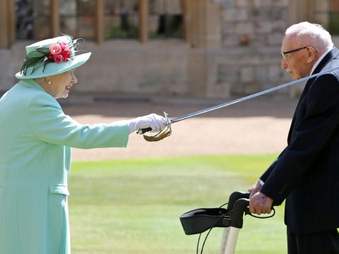 Lovaggá ütötte II. Erzsébet királynő az egészségügynek tízmilliókat gyűjtő százéves katonát