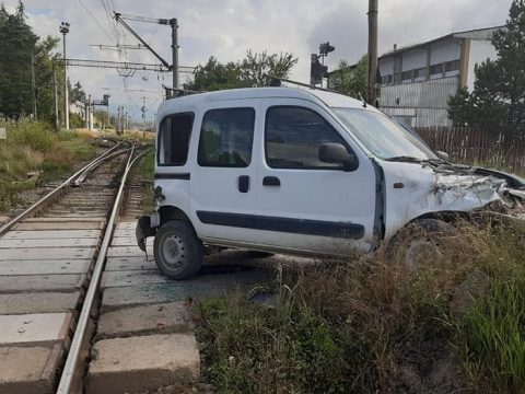 Autót ütött el a vonat Málnásfürdőnél